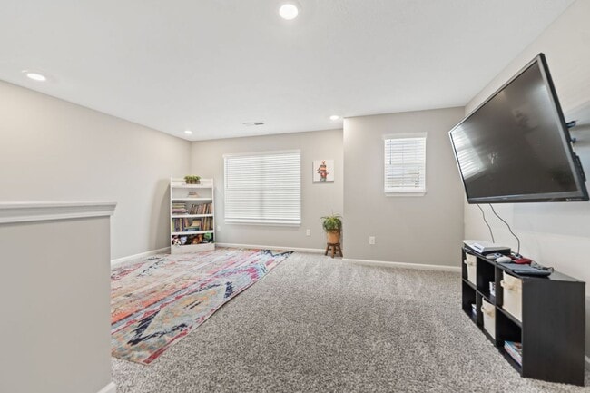 Building Photo - 8609 Warbler Br Wy