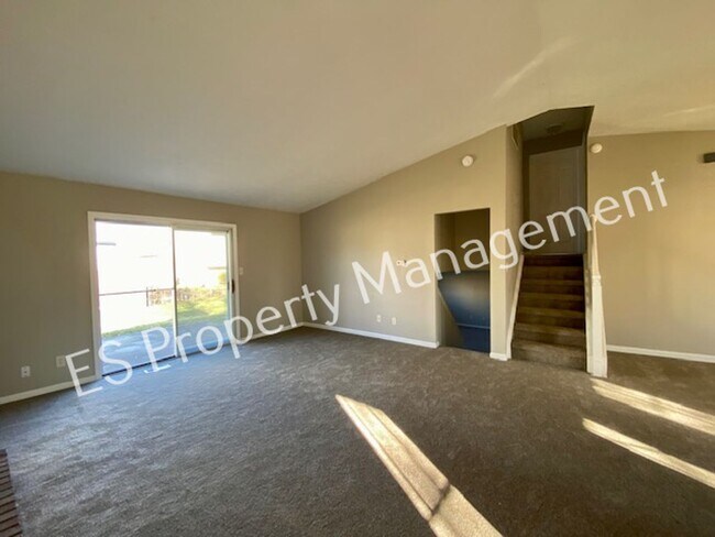 Building Photo - Stunning 4 Bedroom 2 Bathroom Tri-Level Ho...