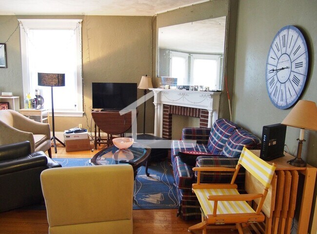 Foto del edificio - Gorgeous four bedroom two bath apartment