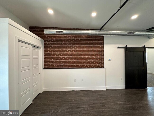 Foto del edificio - 819 Blooming Glen Rd