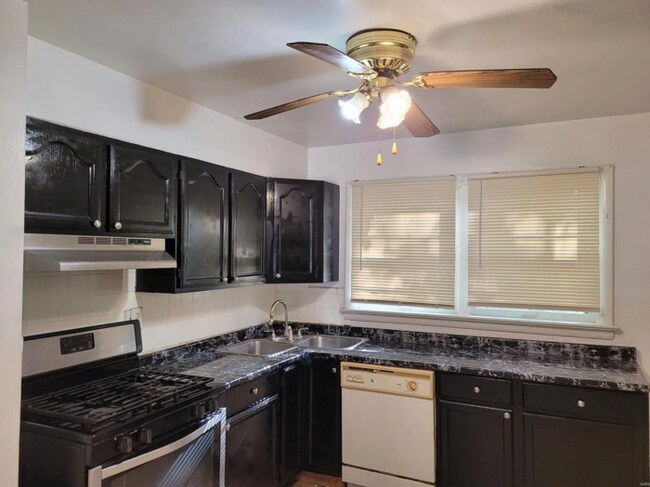 Building Photo - Charming Two Bedroom Home with Bonus Room ...
