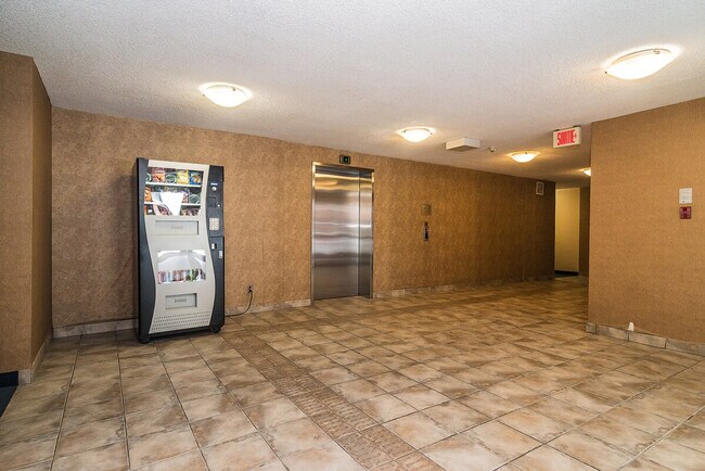 Building Photo - 66 Bd René-Lévesque E