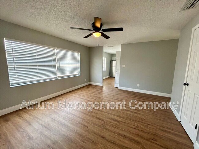 Building Photo - 910 Alicia Ave