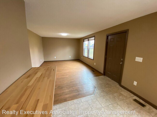 Building Photo - 2 br, 1 bath House - 683 East Lincoln Road