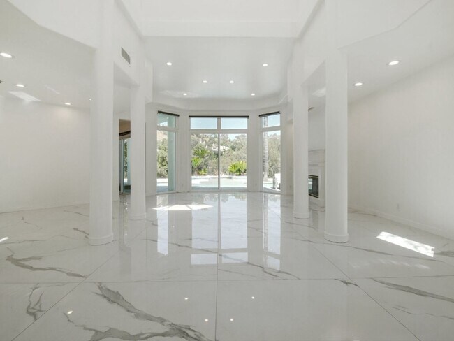 Foto del edificio - 5 Bedroom Single Family Home in Calabasas