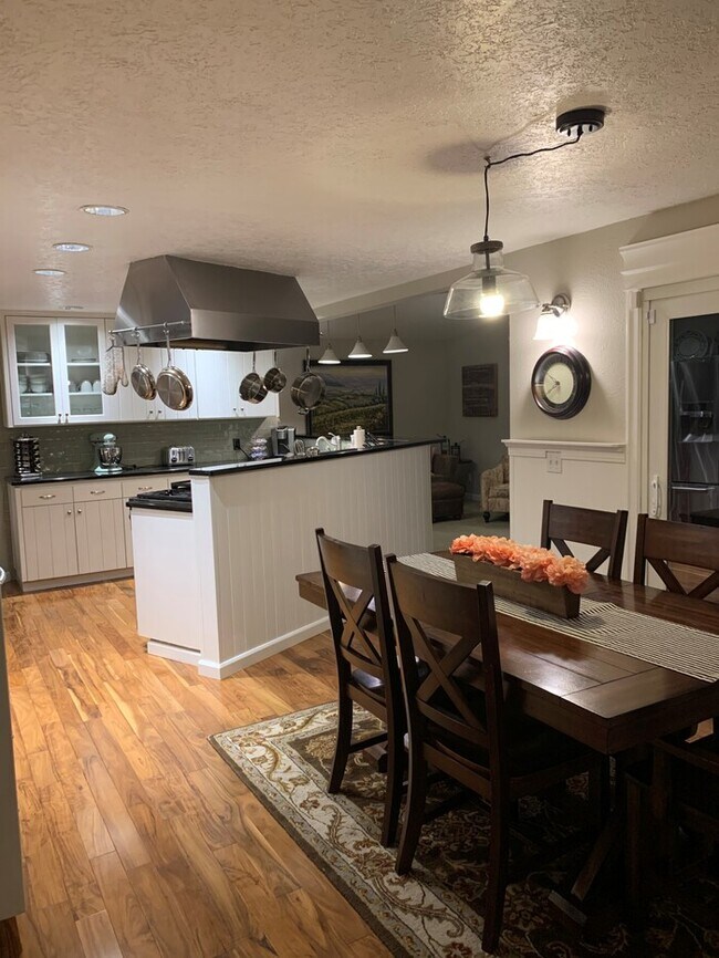 Foto del edificio - Spacious 4- Bed Home in Rivergrove Featuring 4-Car Garage, RV Parking, Fenced Yard, Minutes from ...