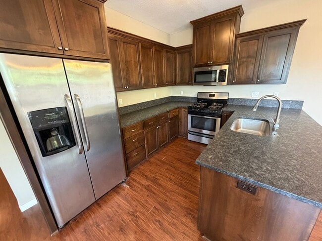 Building Photo - Beautifully Updated 3-Bed, 2.5-Bath Home in Prime Wilsonville Location! - Water/Sewer/Trash Included