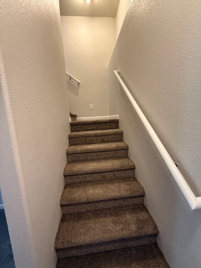 Building Photo - 4 Bedroom, 3.5 Bathroom Townhome in Cheyen...