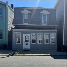 Building Photo - 869 Saratoga St