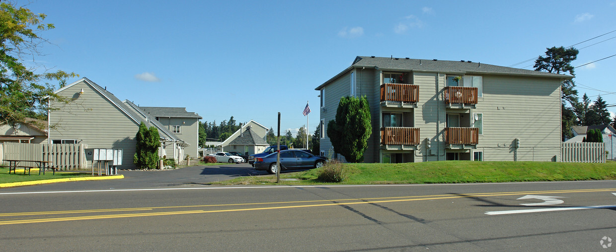 Primary Photo - The Versailles Apartments