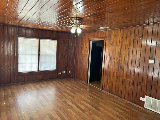 Foto del edificio - 3-Bedroom Home with Large Yard – Close to Schools!