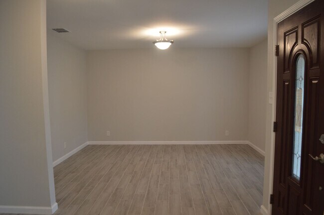 Foto del edificio - Gorgeous, Spacious 4 bed 2 bath
