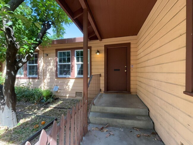 Foto del edificio - 317-319 D Street