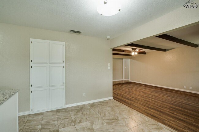 Foto del edificio - 2313 Randolph Dr