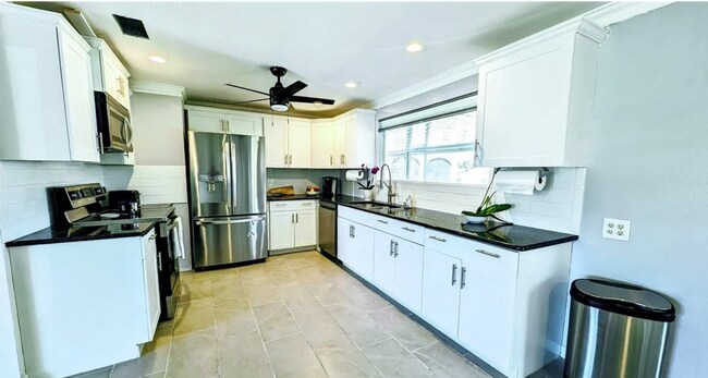 Foto del edificio - 18686 Van Nuys Cir