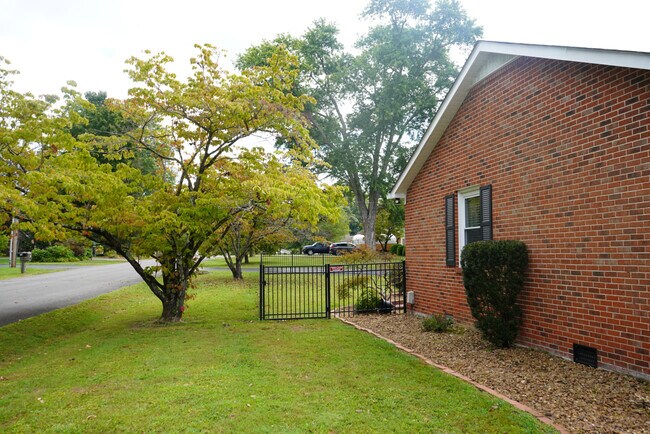 Building Photo - 735 Fisk Rd