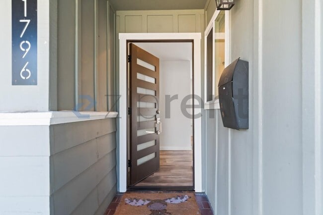 Building Photo - Unit