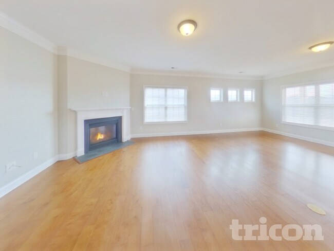 Building Photo - 910 Deepwood Ct
