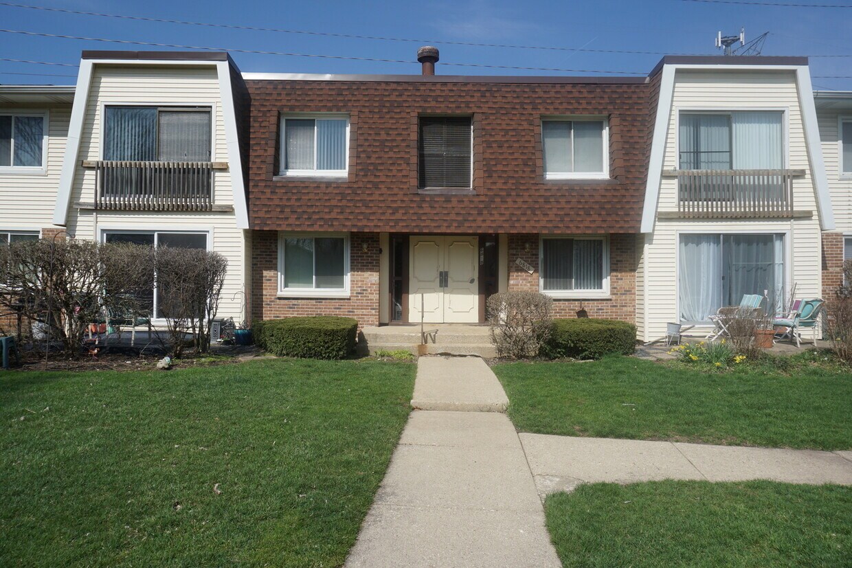6818 Roberts Dr Unit 8, Woodridge, IL 60517 Condo for Rent in