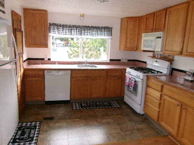 Building Photo - NIce 2 bed, 1 bath with small shop close to recreation