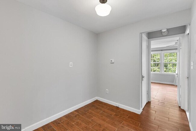 Building Photo - 702 S Arlington Mill Dr