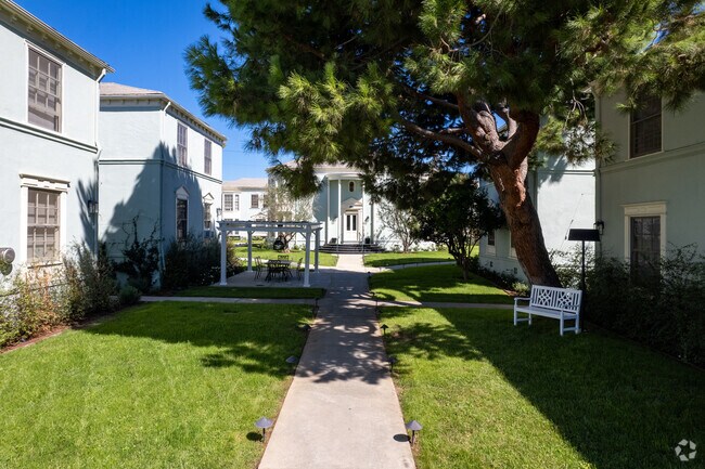 Patio principal - 1828-1850 N Edgemont Street Los Angeles, C...
