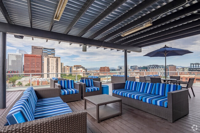 Building Photo - Point 21