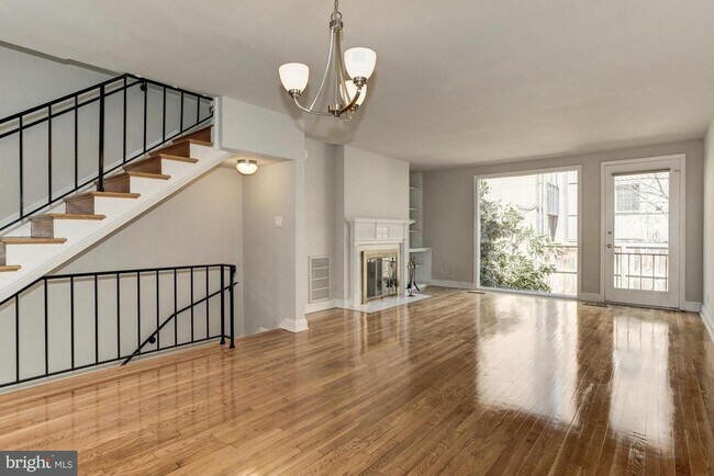 Foto del edificio - 2531 Queen Annes Ln NW