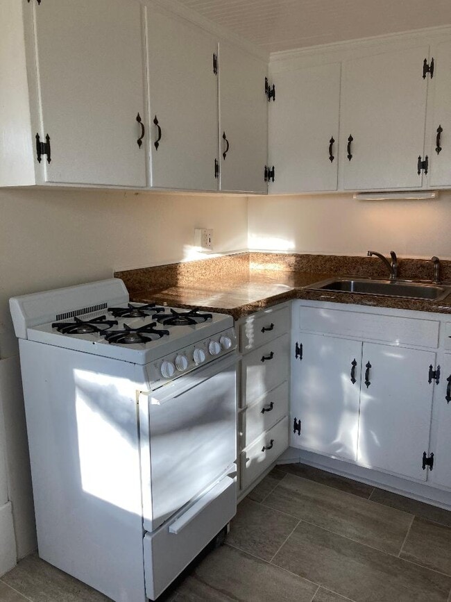 Kitchen - 1614 Lexington Ave SW