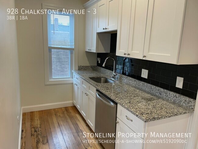 Foto del edificio - 928 Chalkstone Avenue