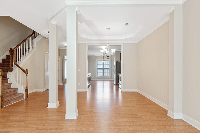 Building Photo - 3 Bed, 2.5 Bath Townhome in the heart of D...