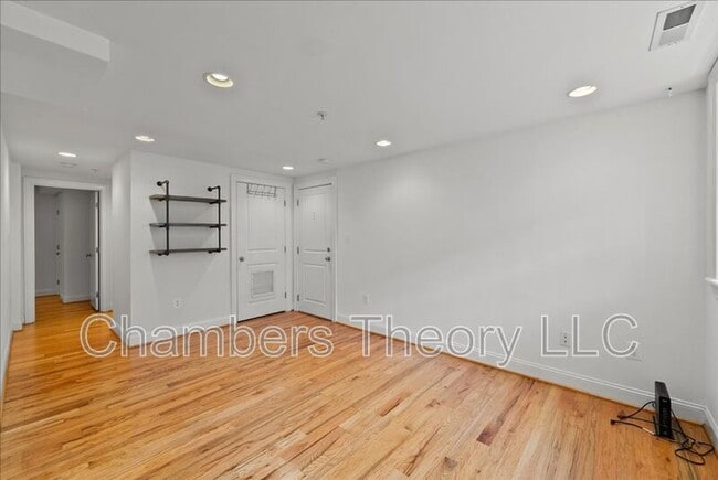 Foto del edificio - 739 Newton Pl NW