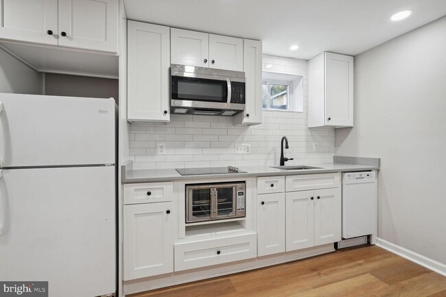 Building Photo - 5931 Thomas Dr