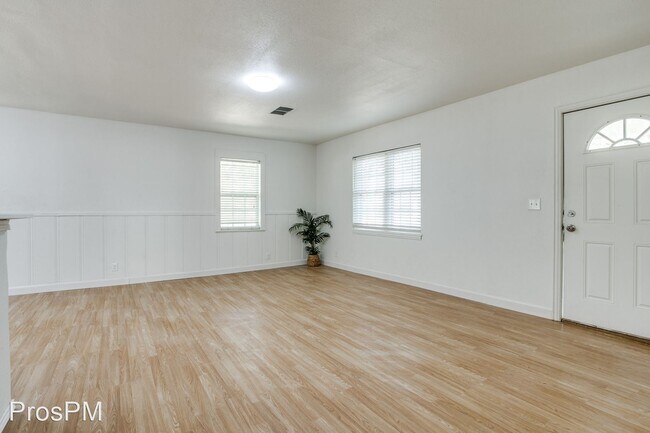 Building Photo - 3 br, 2 bath House - 441 W Lloyd St.