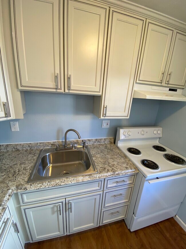Building Photo - 1727 Elm Ln