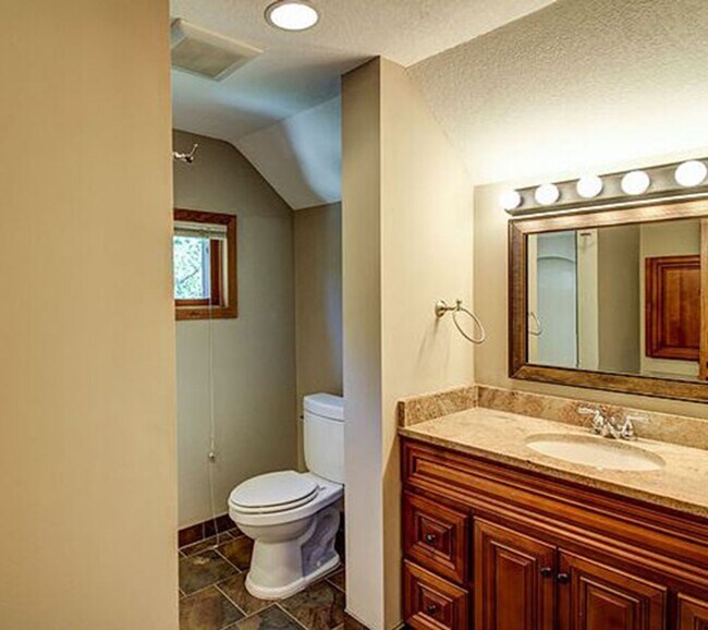 Building Photo - 5 Bedroom 3 bath  House Close to U of M Ca...