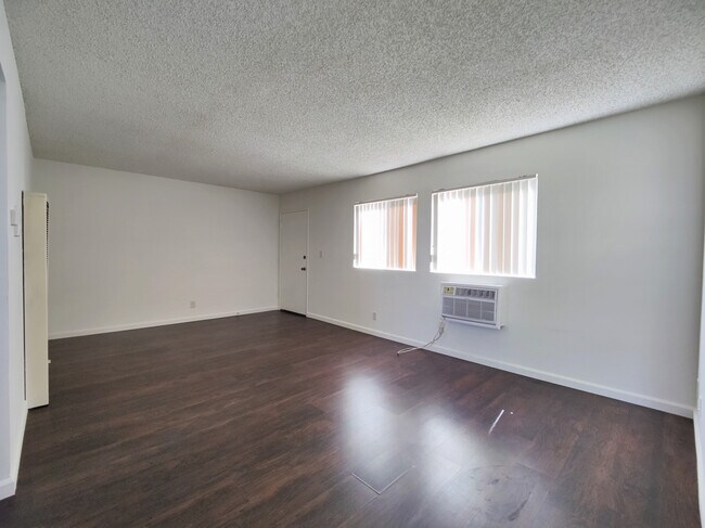 Building Photo - 12603 Oxnard St