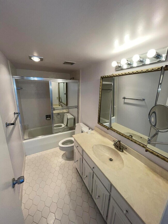 Building Photo - 2425 Presidential Way