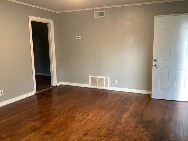 Building Photo - 2 Bedroom 1 Bath available for Rent