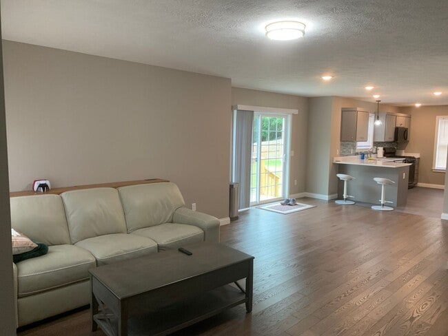 Building Photo - Gorgeous 2 Bed/2 Bath home with a fenced i...