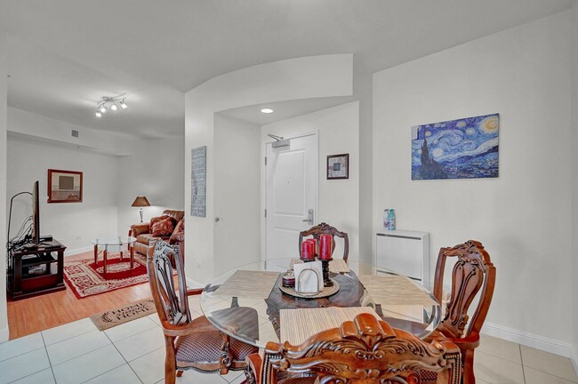 Foto del edificio - 1 Bedroom fully furnished high-rise condo!