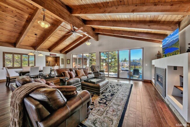 Building Photo - Beautiful pet friendly home with amazing v...