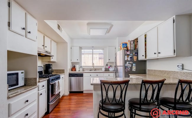 Building Photo - Cozy 3BD/2BA Home in Bakersfield's 93306 — Fully Equipped, Fireplace, Solar & All Pets Welcome!