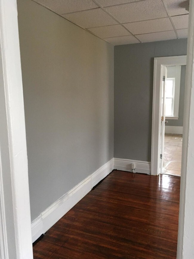 Building Photo - 113 Lyell Ave