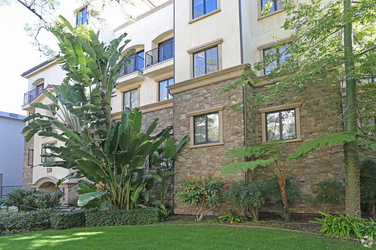 Foto del edificio - 320-322 N Oakhurst Dr