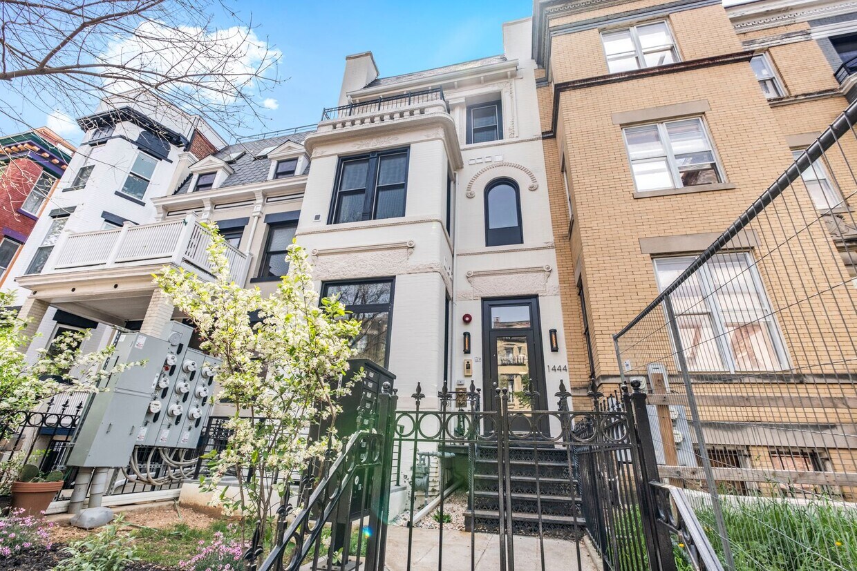 Foto principal - Lovely 1 BR/1.5 BA Condo in Columbia Heights!
