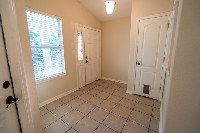 Building Photo - Beautiful 3 Bedroom 2 Bathroom in the Glen...