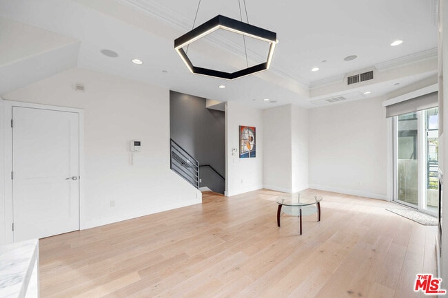 Building Photo - 438 Arnaz Dr