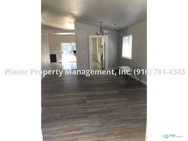 Foto del edificio - Single story 4 bedroom 2 bath 3 car garage...