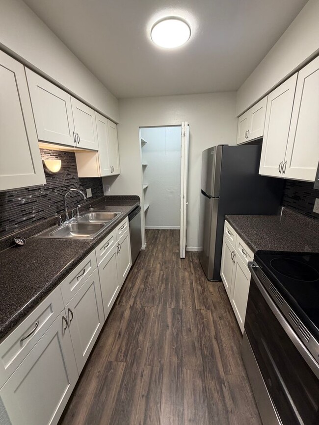 Building Photo - The Mooring, 3 bedroom, 1 bathroom - 2nd floor apartment